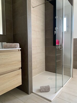 Shower, hair dryer, towels, soap - Studio Meublé 2 Personnes (Castelmaurou)