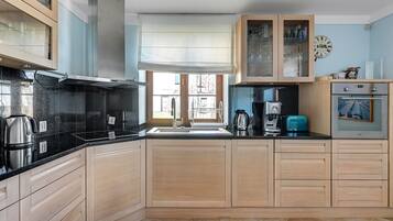 Departamento familiar, 1 habitación, Terraza, vista al mar | Cocineta privada | Microondas, parrilla de estufa, lavavajillas y tetera eléctrica