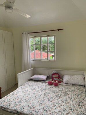 3 slaapkamers, een strijkplank/strijkijzer, gratis wifi, beddengoed