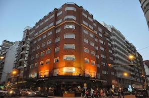 Front of property – evening/night - Argentino Hotel (Mar del Plata)