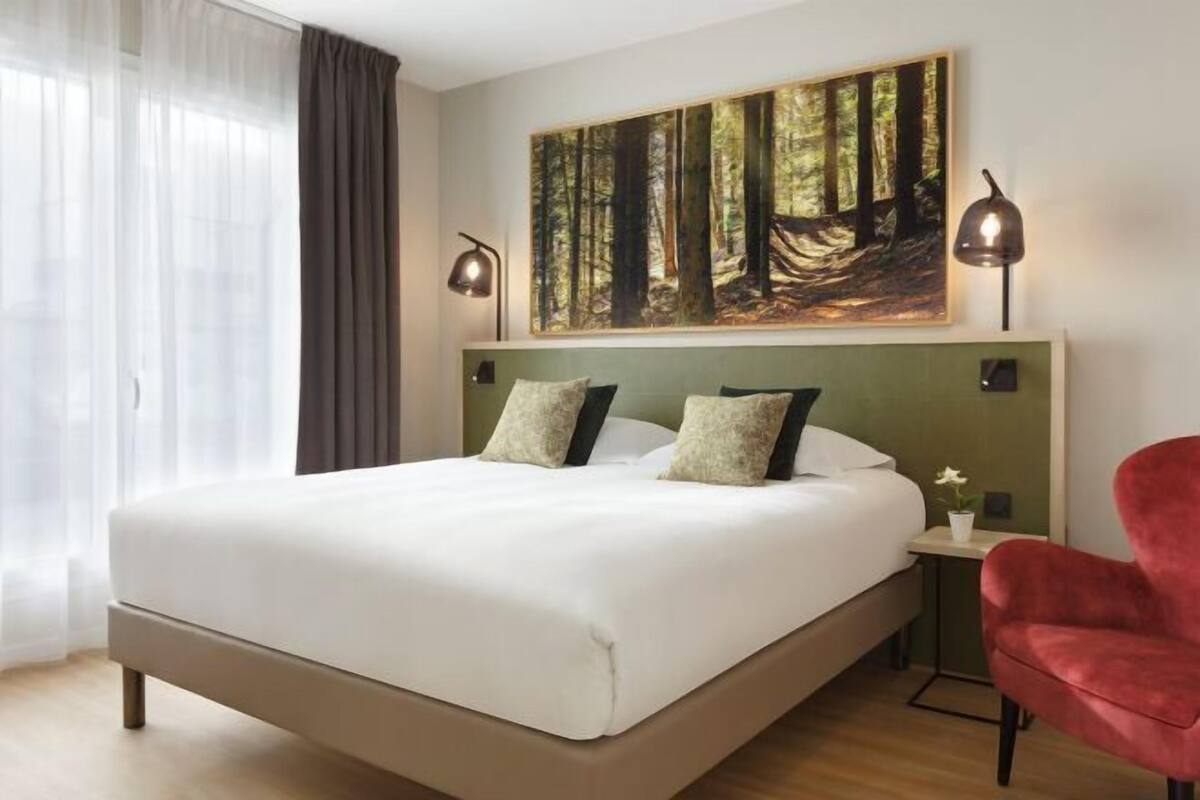 Hypo-allergenic bedding, in-room safe, desk, laptop workspace