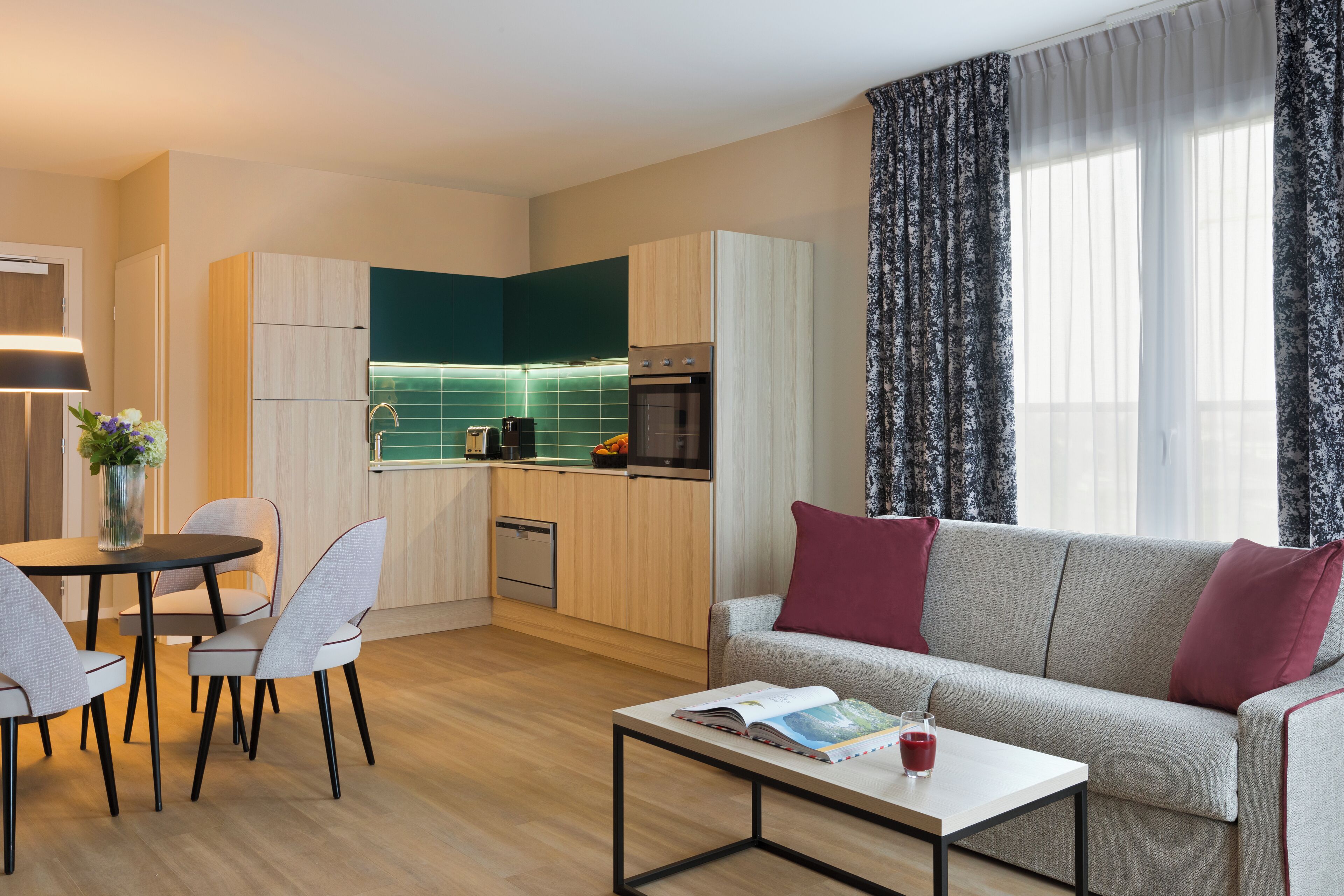 Apartamento panorámico, 1 habitación | Cocina básica privada | Frigorífico grande, microondas, placa de cocina y cafetera o tetera