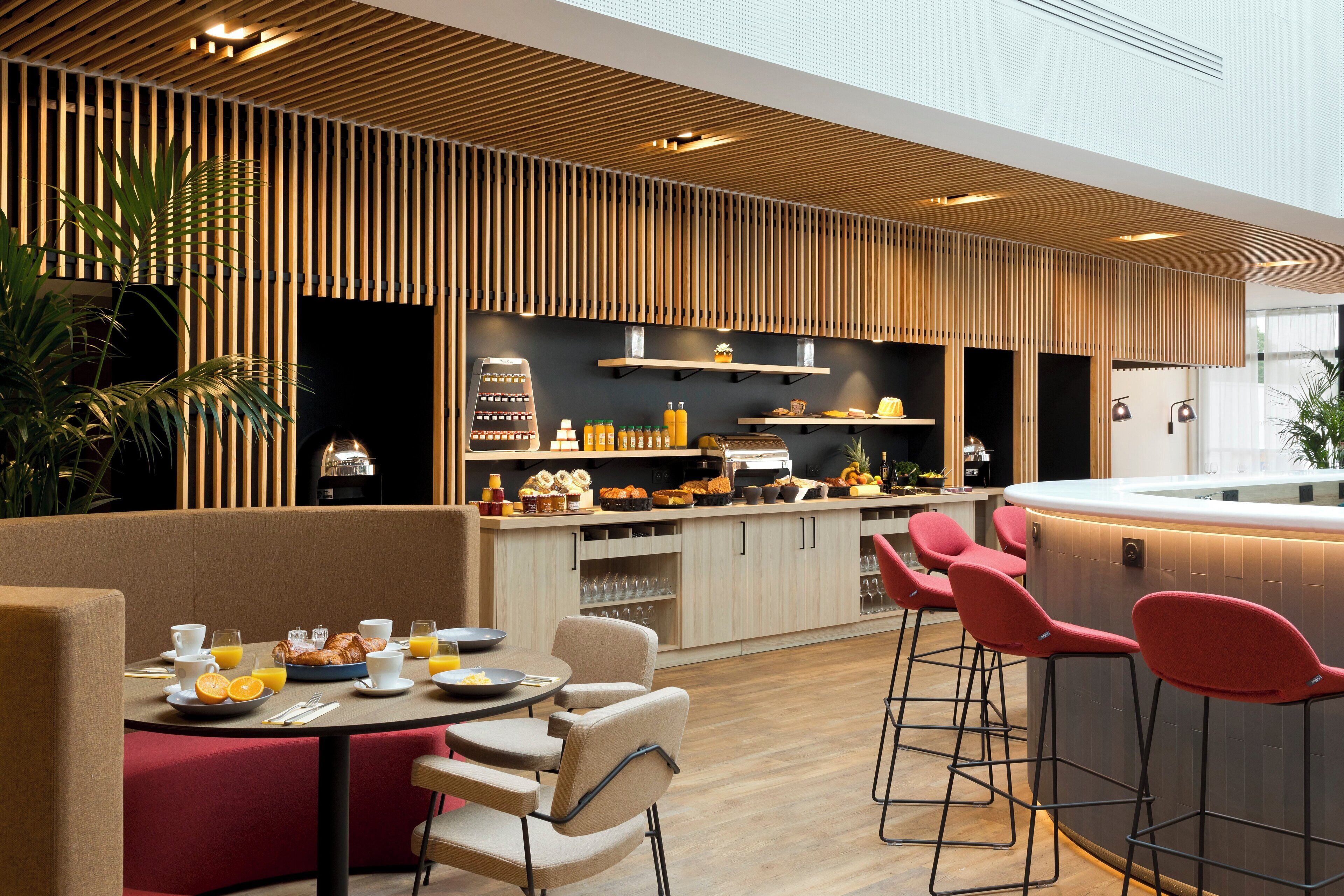 بوفيه فطور في أيام الأسبوع بتكلفة قدرها (18 EUR للشخص)