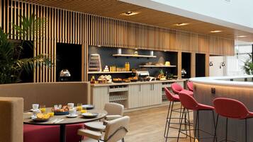 Bữa sáng buffet vào các ngày trong tuần (18 EUR/mỗi người)