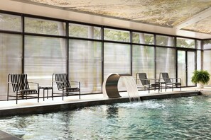 Indoor pool, open 9:00 AM to 10:00 PM, sun loungers - Citadines Eurometropole Strasbourg (Oberhausbergen)