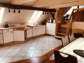 Frigorifero, microonde, forno, piano cottura