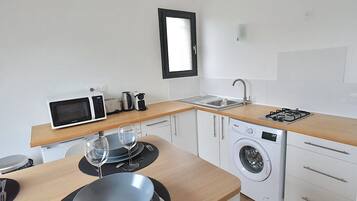 Frigorifero, microonde, forno, piano cottura