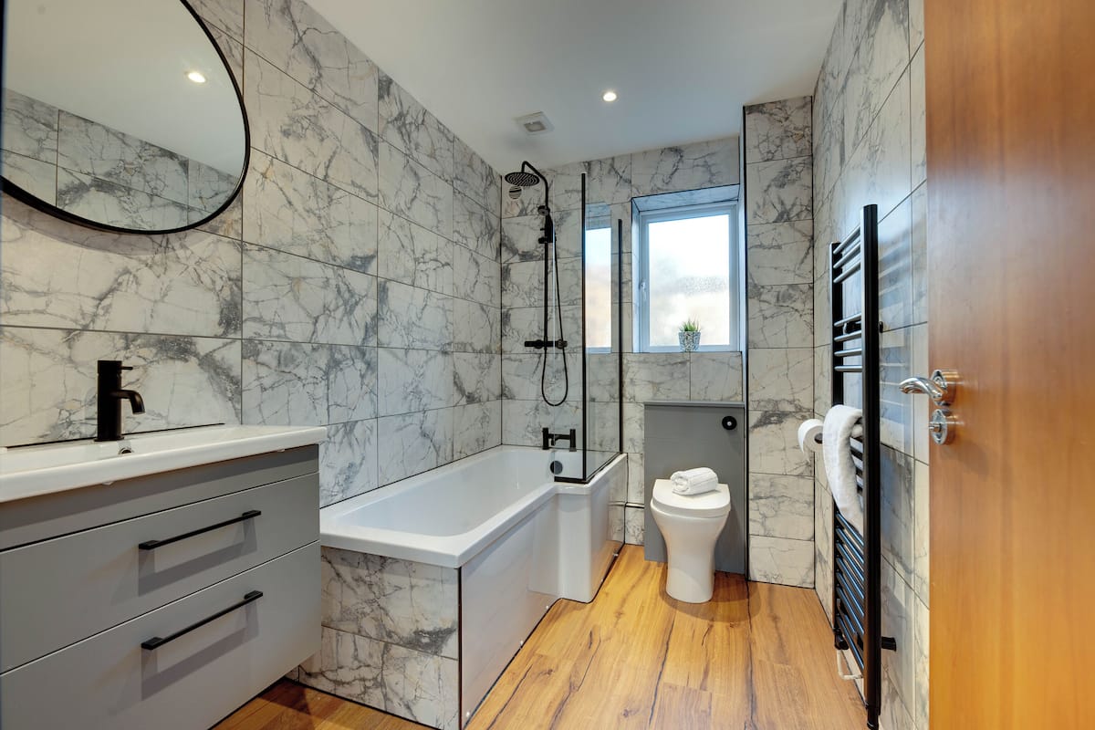 Apartamento conforto | Banheiro | Produtos de toalete grátis, secador de cabelo, sabonete, shampoo