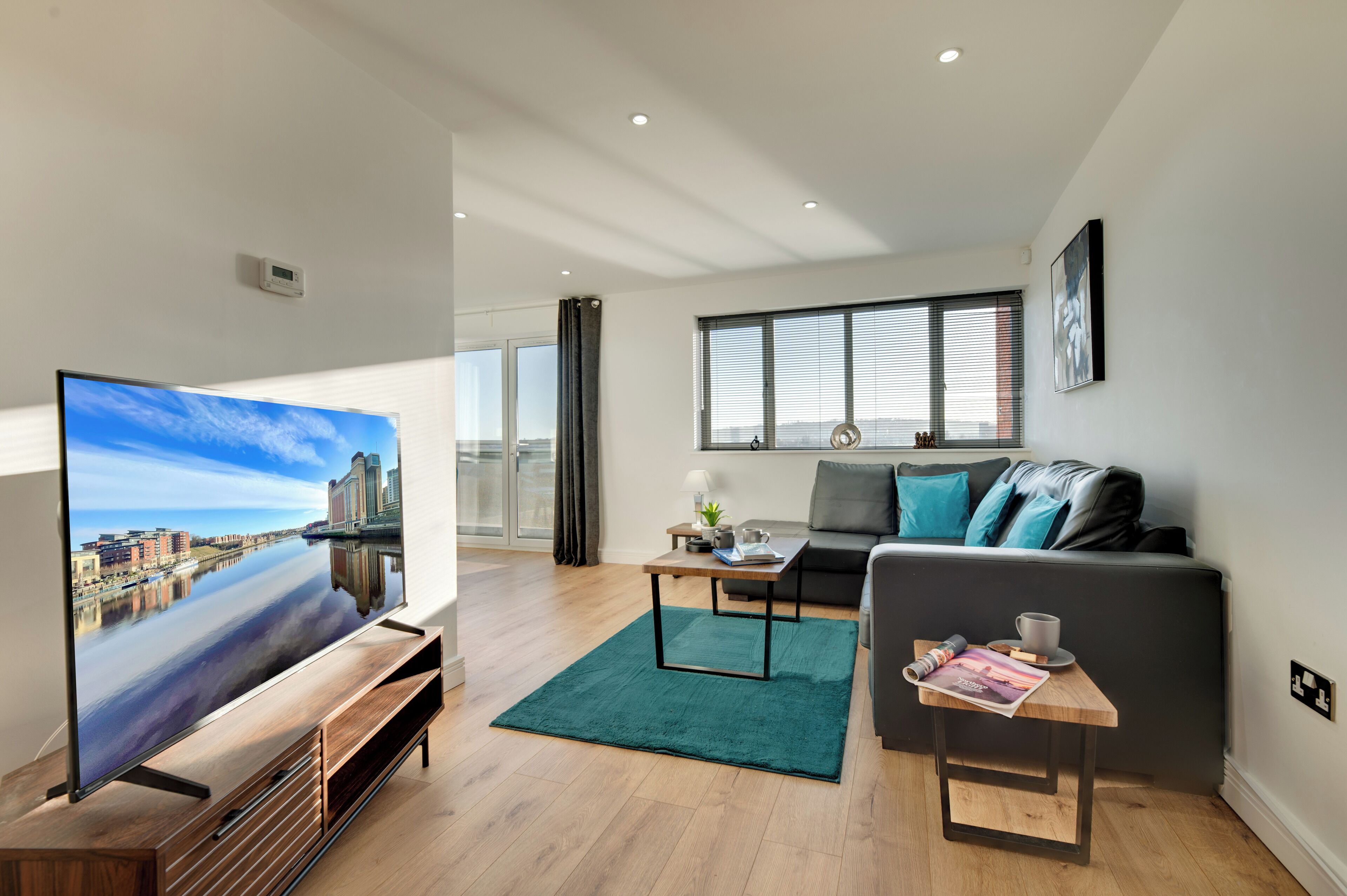 Departamento, 2 habitaciones | Área de sala de estar | Televisión LED de 40 pulgadas con canales digitales y televisión 