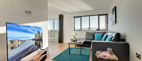 Departamento, 2 habitaciones | Área de sala de estar | Televisión LED de 40 pulgadas con canales digitales y televisión