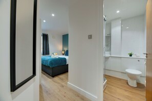 Apartamento Confort, 2 habitaciones | Baño | Artículos de higiene personal gratuitos, secador de pelo, jabón y champú