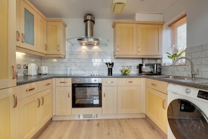 Apartamento conforto, 2 quartos | Cozinha privada | Geladeira grande, fogão, lava-louças, torradeira