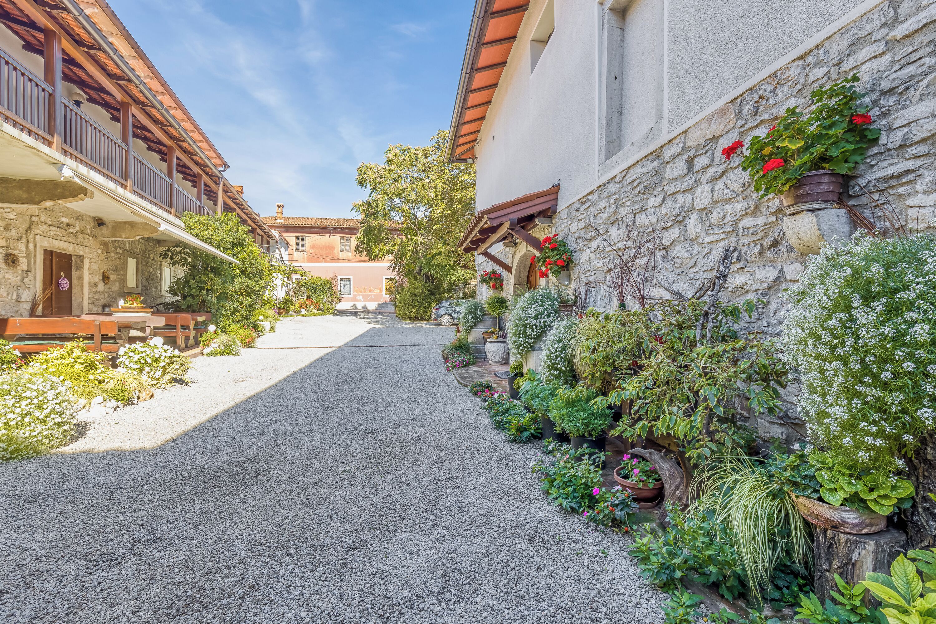 Une rue pavée bordée d’immeubles aux façades en pierre et aux balcons en bois.