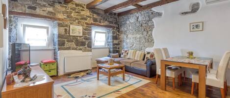 Familie huis, meerdere slaapkamers, uitzicht op gebergte (Countryside House Leila) | Woonruimte | Een 21-inch flatscreentelevisie met digitale zenders en televisie