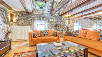 Family House, Multiple Bedrooms, 2 Bathrooms, Mountainside (Countryside House Gal) | Living area | 21-inch flat-screen TV with digital channels, TV, stereo