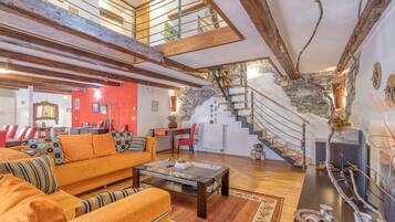 Family House, Multiple Bedrooms, 2 Bathrooms, Mountainside (Countryside House Gal) | Living area | 21-inch flat-screen TV with digital channels, TV, stereo