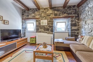 Een 21-inch flatscreentelevisie met digitale zenders en een televisie