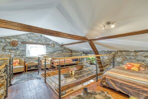 Family House, Multiple Bedrooms, 2 Bathrooms, Mountainside (Countryside House Gal)