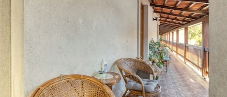 Family House, Multiple Bedrooms, 2 Bathrooms, Mountainside (Countryside House Gal) | Balcony