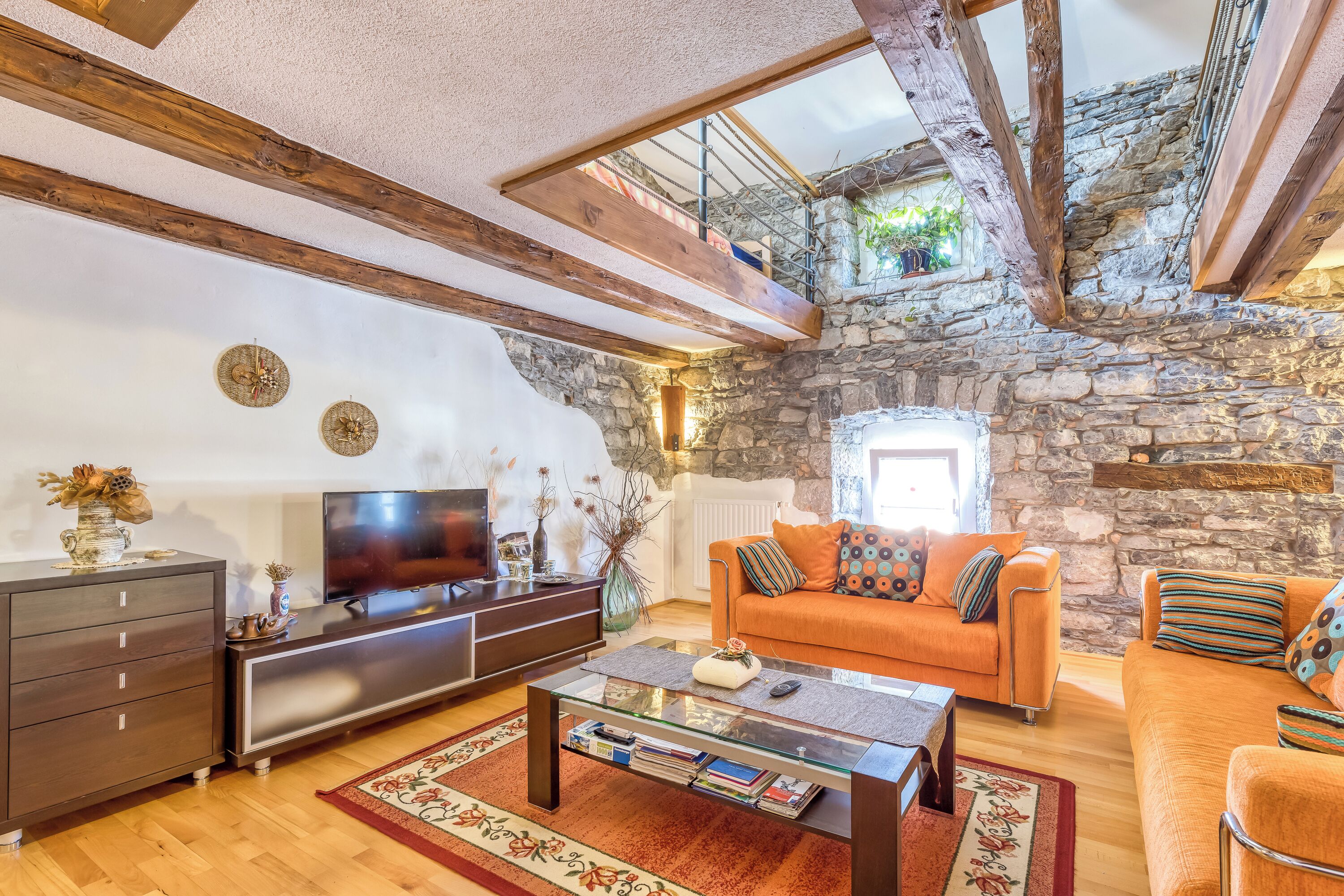 Family House, Multiple Bedrooms, 2 Bathrooms, Mountainside (Countryside House Gal) | Living area | 21-inch flat-screen TV with digital channels, TV, stereo