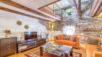 Family House, Multiple Bedrooms, 2 Bathrooms, Mountainside (Countryside House Gal) | Living area | 21-inch flat-screen TV with digital channels, TV, stereo