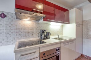 Family House, Multiple Bedrooms, 2 Bathrooms, Mountainside (Countryside House Gal) | Private kitchen