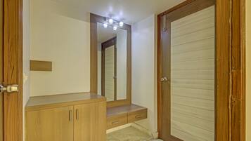 Deluxe Double Room | Desk, iron/ironing board, free WiFi, bed sheets