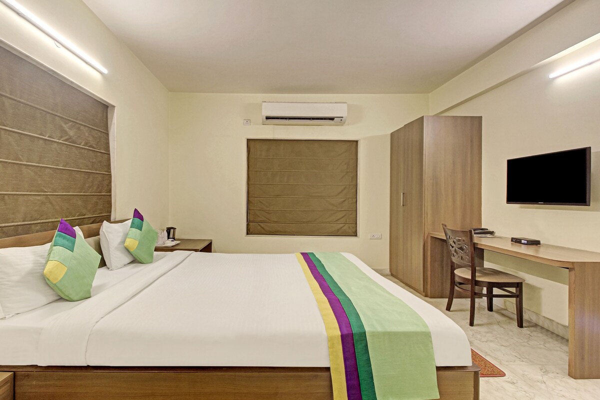Deluxe Double Room | Desk, iron/ironing board (on request), free WiFi, bed sheets