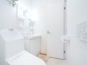 Sèche-cheveux, serviettes fournies