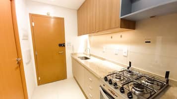 Estúdio | Cozinha privada | Geladeira, micro-ondas, talheres/pratos/utensílios de cozinha