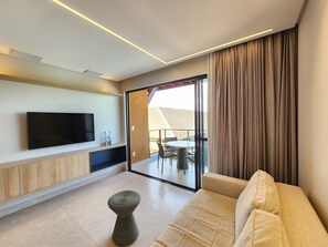 Studio | Living area | Flat-screen TV