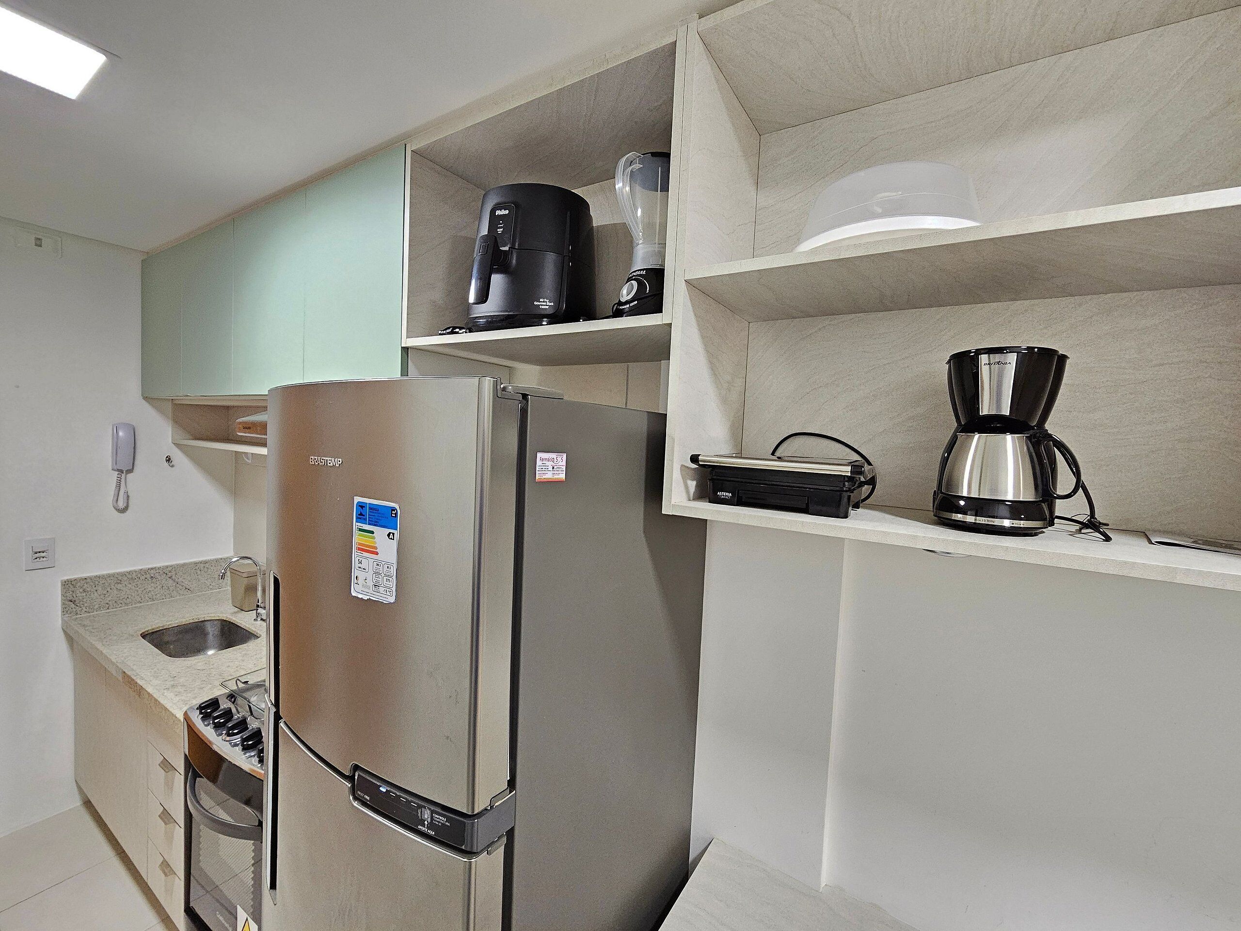 Apartamento clássico | Cozinha privada | Geladeira, micro-ondas, talheres/pratos/utensílios de cozinha