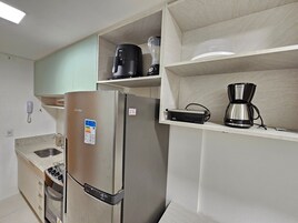 Refrigerador, microondas, utensilios de cocina