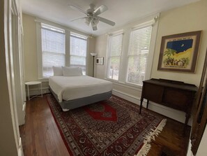 2 habitaciones, tabla de planchar con plancha, wifi y ropa de cama 