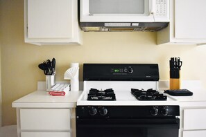 Refrigerador, parrilla de estufa, lavavajillas y cafetera y tetera 