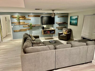 Family Home w/Pool , On Golf Course & Near Beach ! 