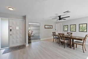 Dining - Family Home w/Pool , On Golf Course & Near Beach !  (Fort Myers)
