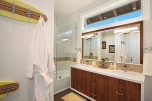 Combined shower/tub, hair dryer, towels