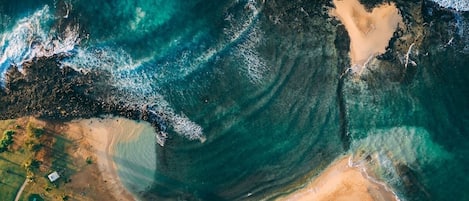 Una spiaggia nelle vicinanze