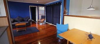 Sail House - Overlooking lancelins main park.