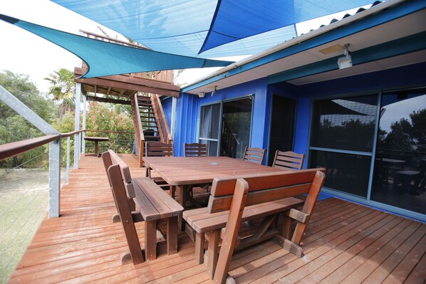 Outdoor dining - Sail House - Overlooking lancelins main park. (Lancelin)