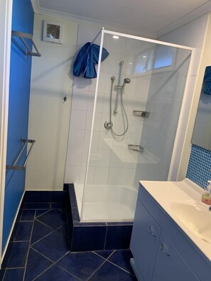 Bathroom - Sail House - Overlooking lancelins main park. (Lancelin)