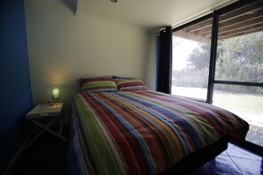3 bedrooms, iron/ironing board, WiFi, bed sheets - Sail House - Overlooking lancelins main park. (Lancelin)
