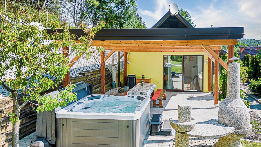 Ladybug House With Whirlpool