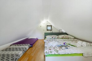 Chalet familial, plusieurs chambres, côté montagne (Ladybug House With Whirlpool) | 1 chambre, accès au Wi-Fi (inclus), literie fournie