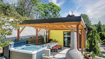 Family Chalet, Multiple Bedrooms, Mountainside (Ladybug House With Whirlpool) | Outdoor dining