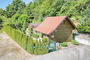 Chalet familial, plusieurs chambres, côté montagne (Ladybug House With Whirlpool) | Extérieur
