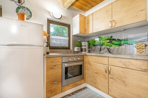 Kühlschrank, Ofen, Herdplatte, Wasserkocher mit Kaffee-/Teezubehör