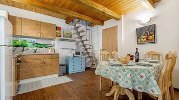 Family Chalet, Multiple Bedrooms, Mountainside (Ladybug House With Whirlpool) | Dining