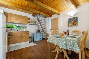 Chalet familial, plusieurs chambres, côté montagne (Ladybug House With Whirlpool) | Restauration